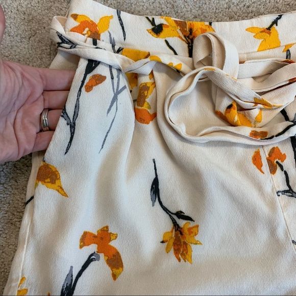 GENTLE Fawn Cream painter floral shorts Sz L NWT - Picture 2 of 9